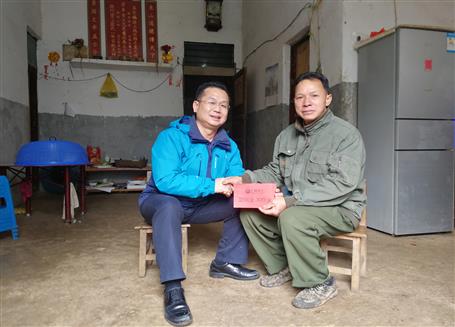 訪貧問(wèn)苦步履疾 共謀致富心相牽