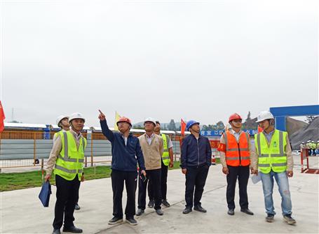 市安全文明標(biāo)準(zhǔn)化工地評(píng)審專家組到古宜鎮(zhèn)第三初級(jí)中學(xué)項(xiàng)目檢查