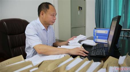 初心不改　本色不褪——記廣西勤廉榜樣、河池市紀(jì)委副書記、監(jiān)委副主任黃振林