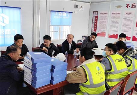 劉新寧到南寧產投創(chuàng)新產業(yè)園三期項目開展“飛行”檢查