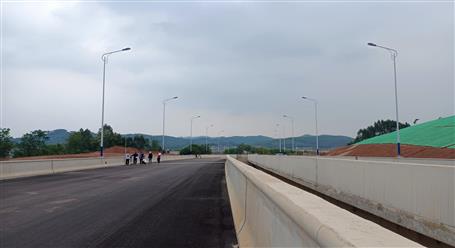 柳東新區(qū)橫九路跨線橋通過(guò)竣工驗(yàn)收